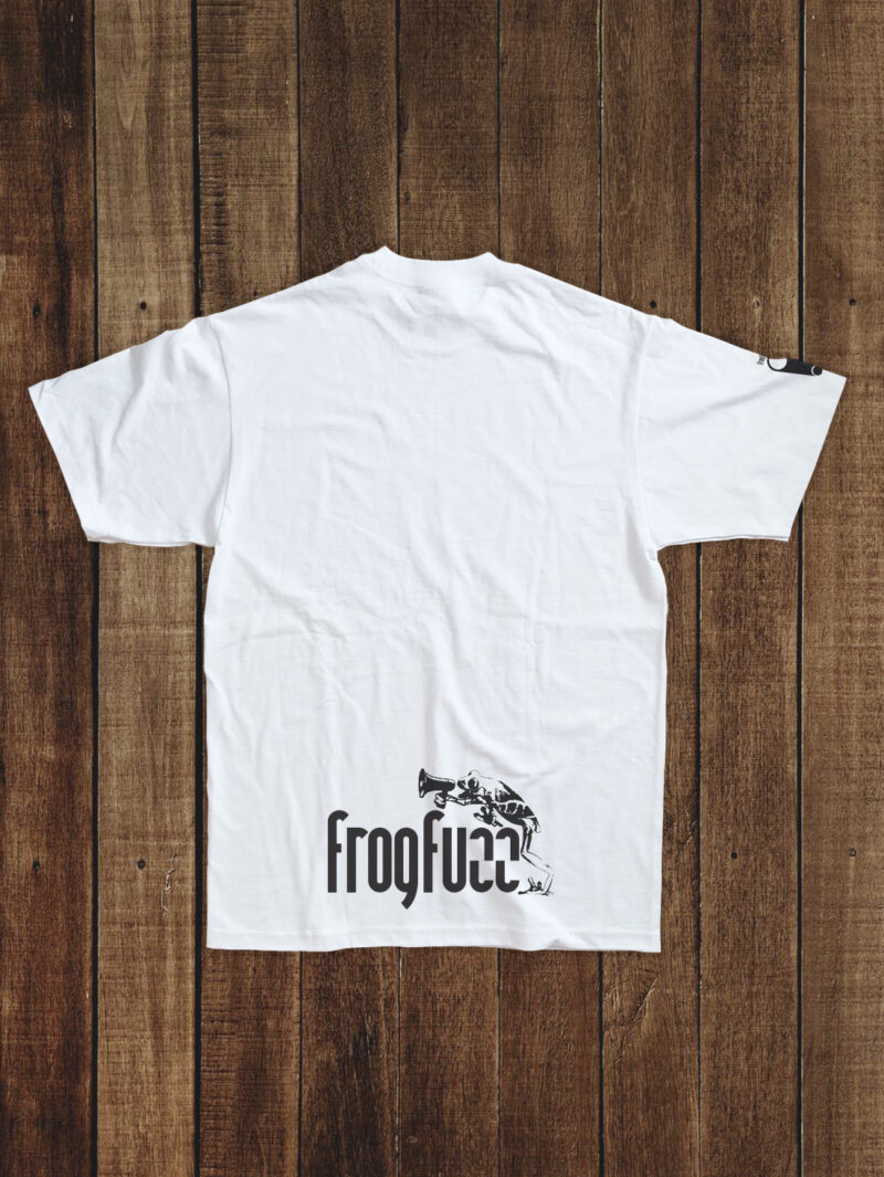 自転車に乗る時にかっこいいfrogfuzzのロゴがプリントされた白いTシャツの背面